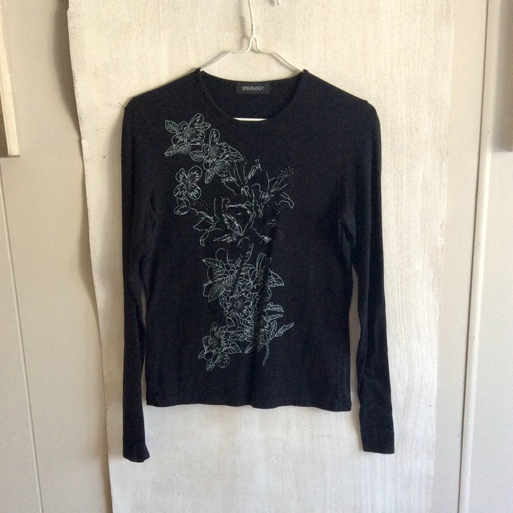 White on Blk l/s T-shirt w/abstract floral w/beads